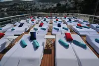 Ọkọ̀ ojú omi ìrìn-àjò tí ó mú àwọn ọkọ̀ fún tà