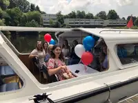 Ọkọ̀ ọpọlọpọ̀ ènìyàn fún tà