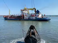 Ọkọ̀ ojú omi tí ó mú ìdọ̀tí fún tà