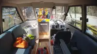 Ọkọ̀ ojú omi ìrìn-àjò tí ó mú àwọn ọkọ̀ fún tà