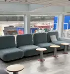 Ọkọ̀ ojú omi ìrìn-àjò tí ó mú àwọn ọkọ̀ fún tà