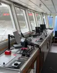 Ọkọ̀ ojú omi ìrìn-àjò tí ó mú àwọn ọkọ̀ fún tà