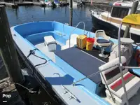 Ọkọ̀ ojú omi ìrìn-àjò tí ó mú àwọn ọkọ̀ fún tà