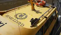 Ọkọ̀ ojú omi ìrìn-àjò tí ó mú àwọn ọkọ̀ fún tà