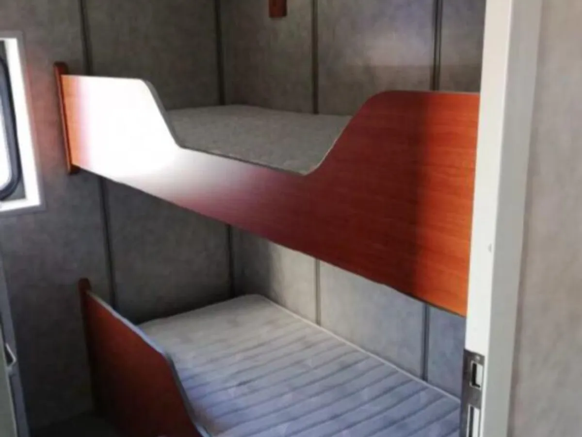 Ọkọ oju-omi àwọn ọlọ́kọkọ fún tà