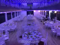 Ọkọ̀ ọpọlọpọ̀ ènìyàn fún tà