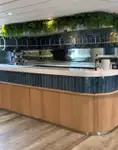 Ọkọ̀ ojú omi ìrìn-àjò tí ó mú àwọn ọkọ̀ fún tà