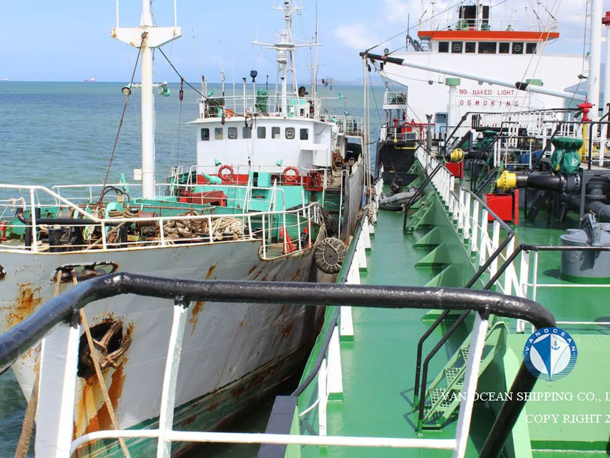Ọkọ̀ tí ó mú epo / kemikali fún tà