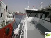 Ọkọ̀ ojú omi ìrìn-àjò tí ó mú àwọn ọkọ̀ fún tà