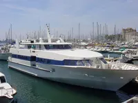 Ọkọ̀ ọpọlọpọ̀ ènìyàn fún tà