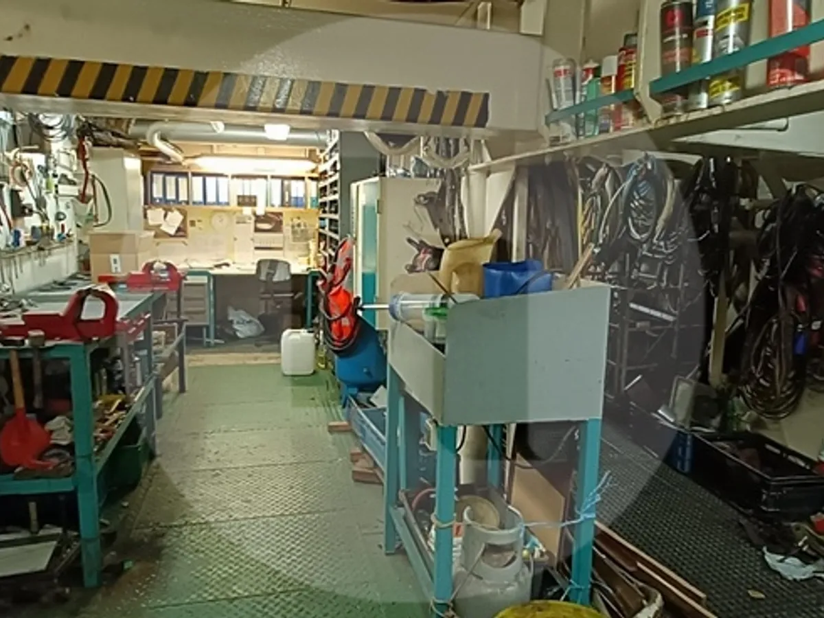 Ọkọ̀ ojú omi tí ó ní ìrọ̀kè fún tà