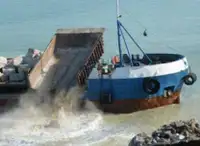 Ọkọ̀ ojú omi tí ó mú ìdọ̀tí fún tà